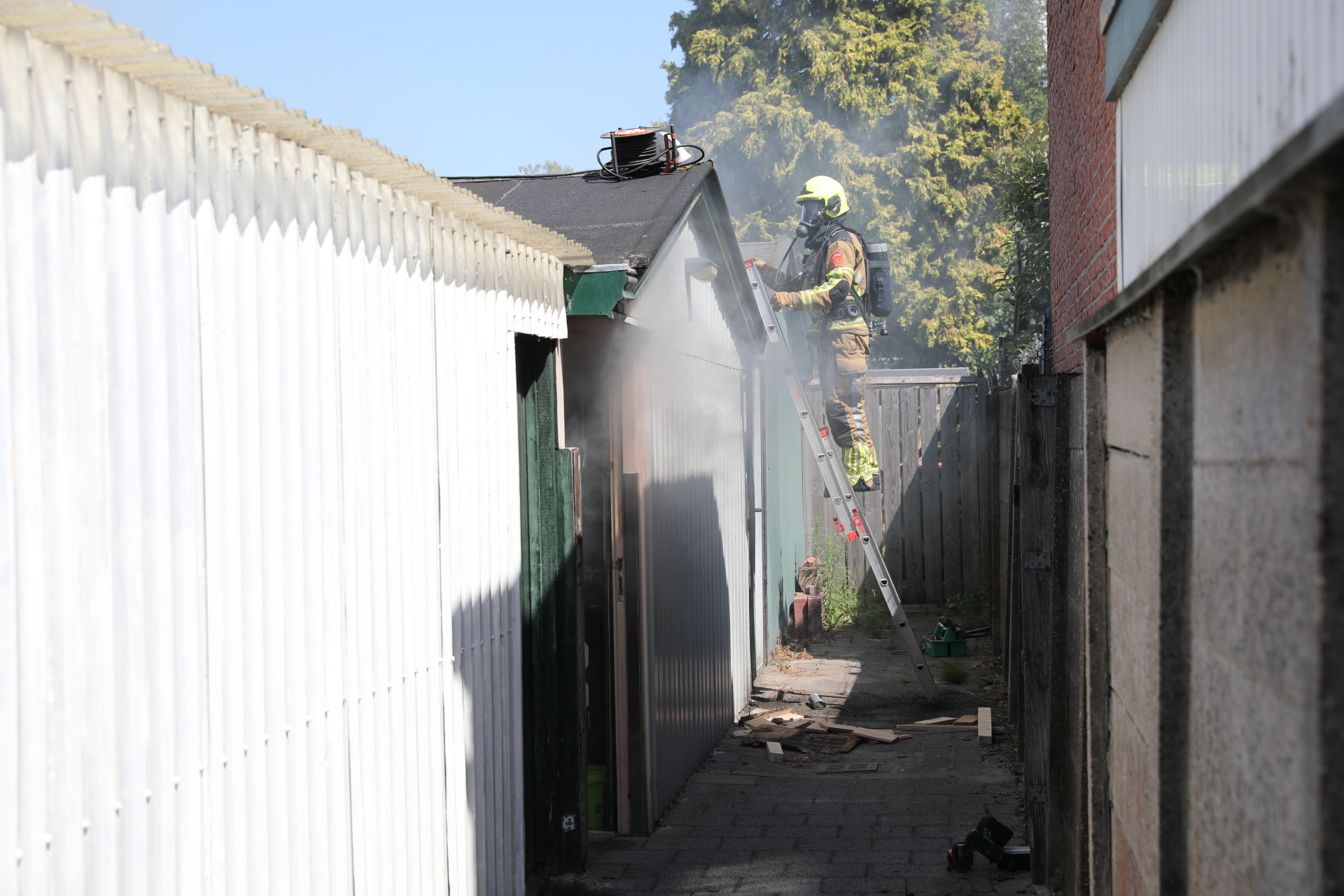 Schuurbrand in tuin in Roosendaal, werkzaamheden mogelijk oorzaak
