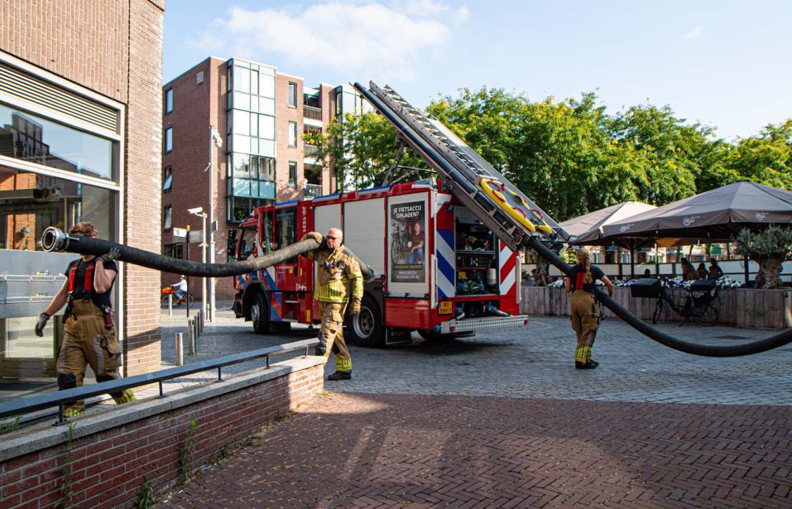 Sprinkler kapot: brandweer pompt water uit volgelopen kelder