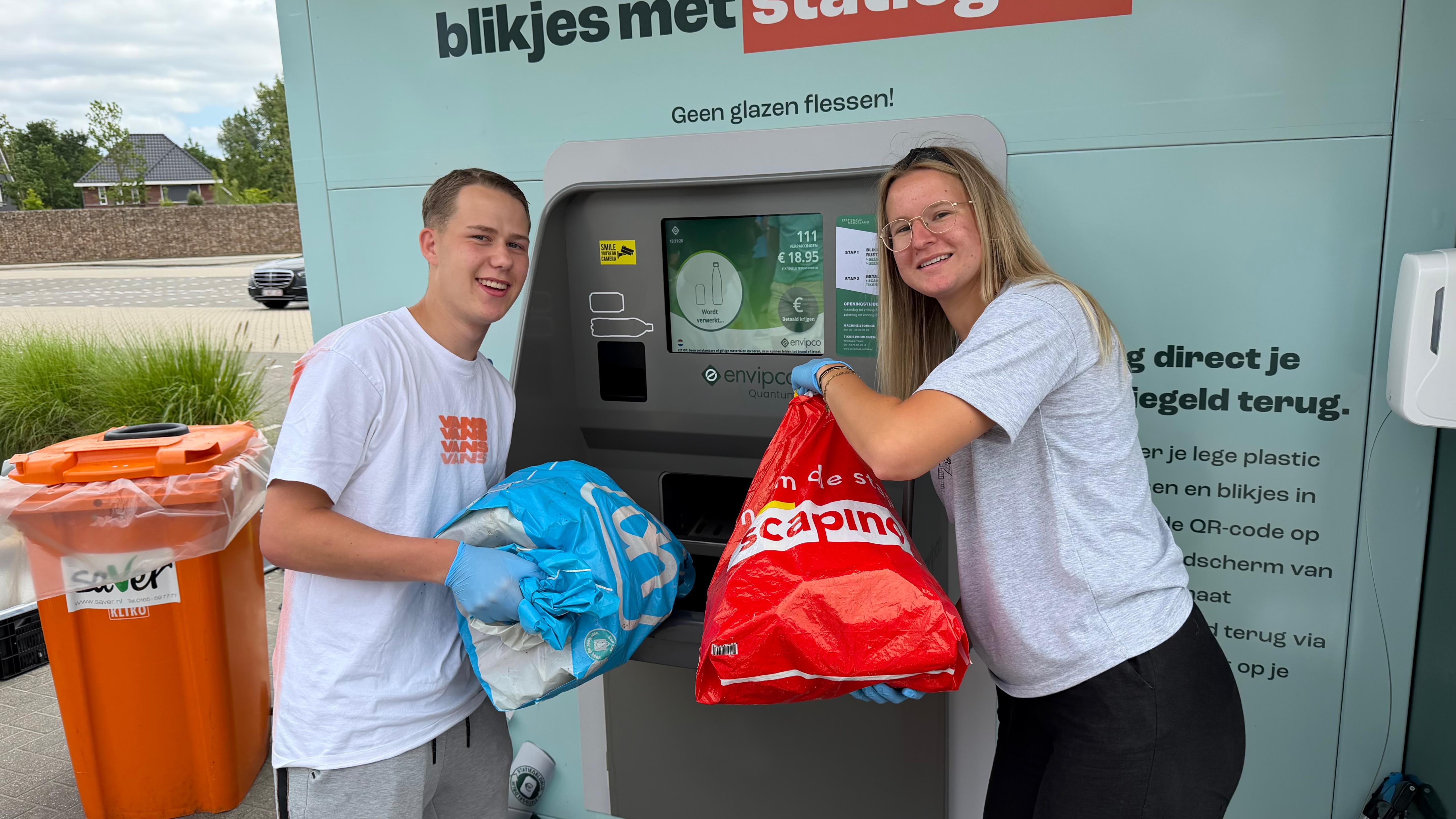 Lieke (19) levert voor een jaar aan statiegeld in bij nieuwe bulkmachine in Bergen op Zoom