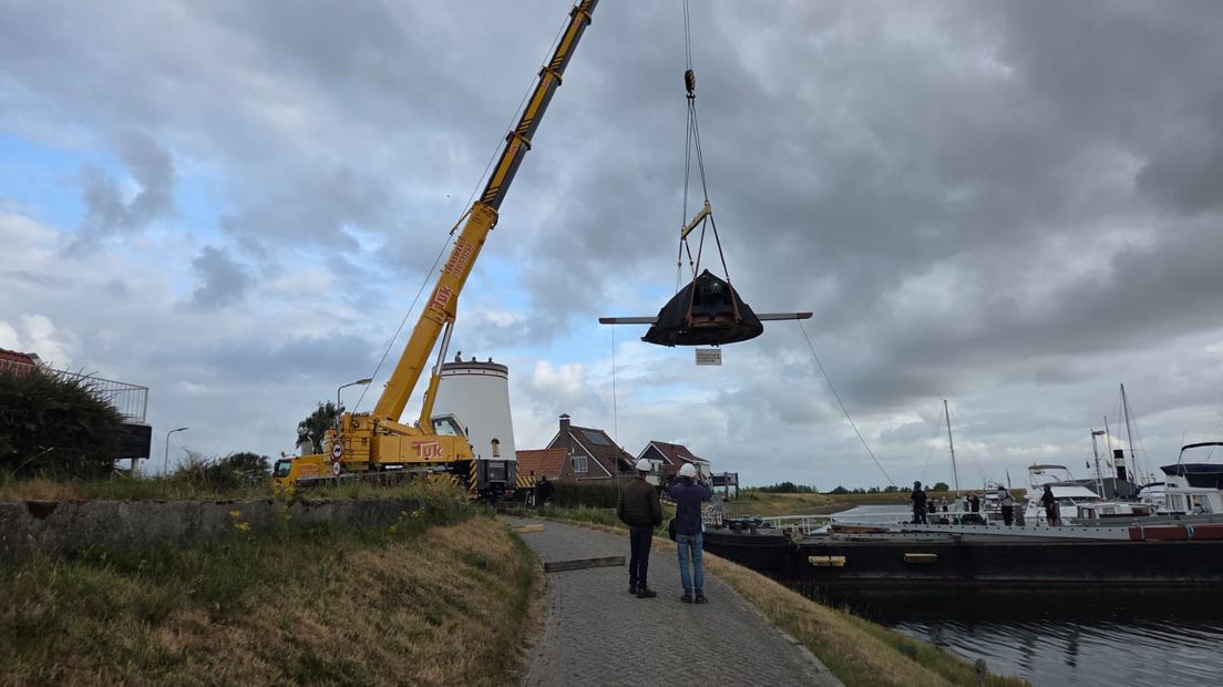 8,5 ton zware molenkap zweeft boven Stavenisse: 'De skyline van Stavenisse is weer compleet'
