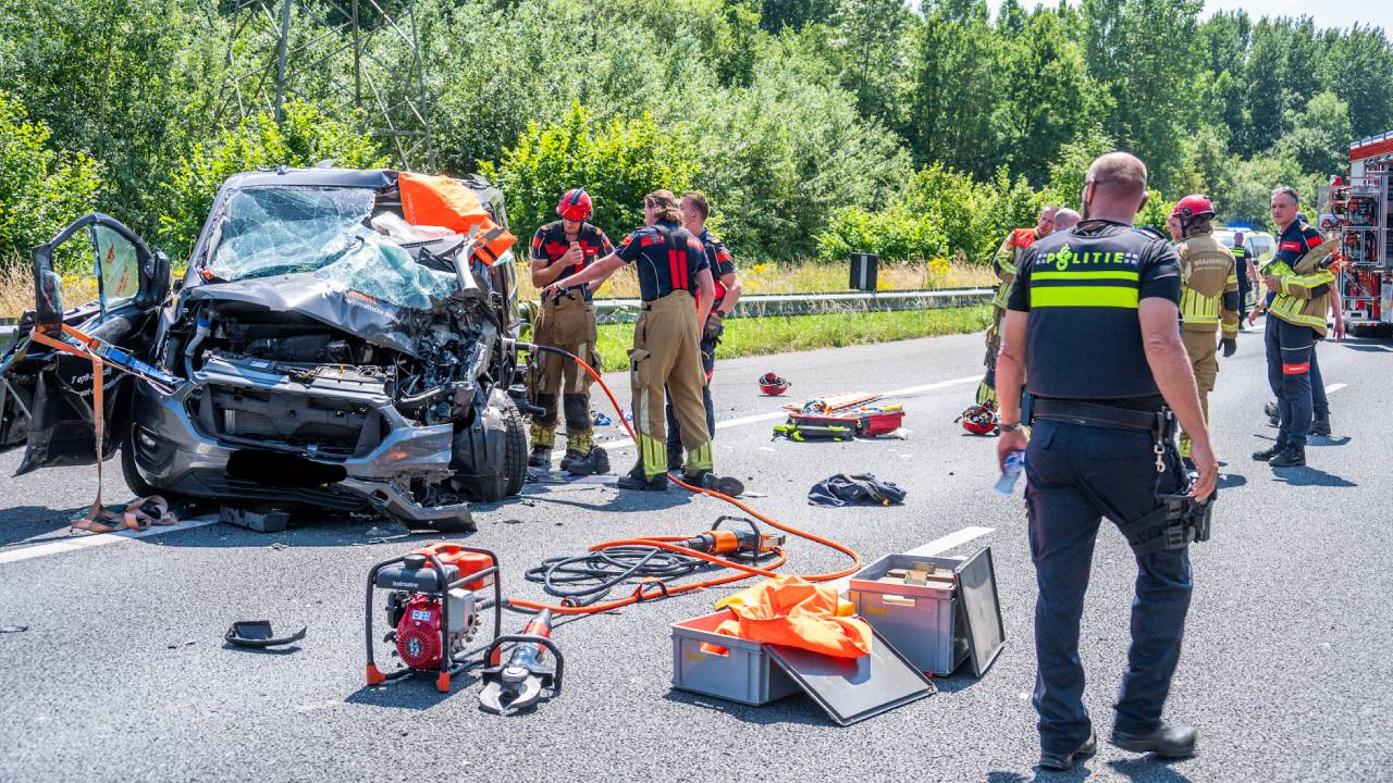 Bestuurder bestelbus zwaargewond na botsing met vrachtwagen op A17.