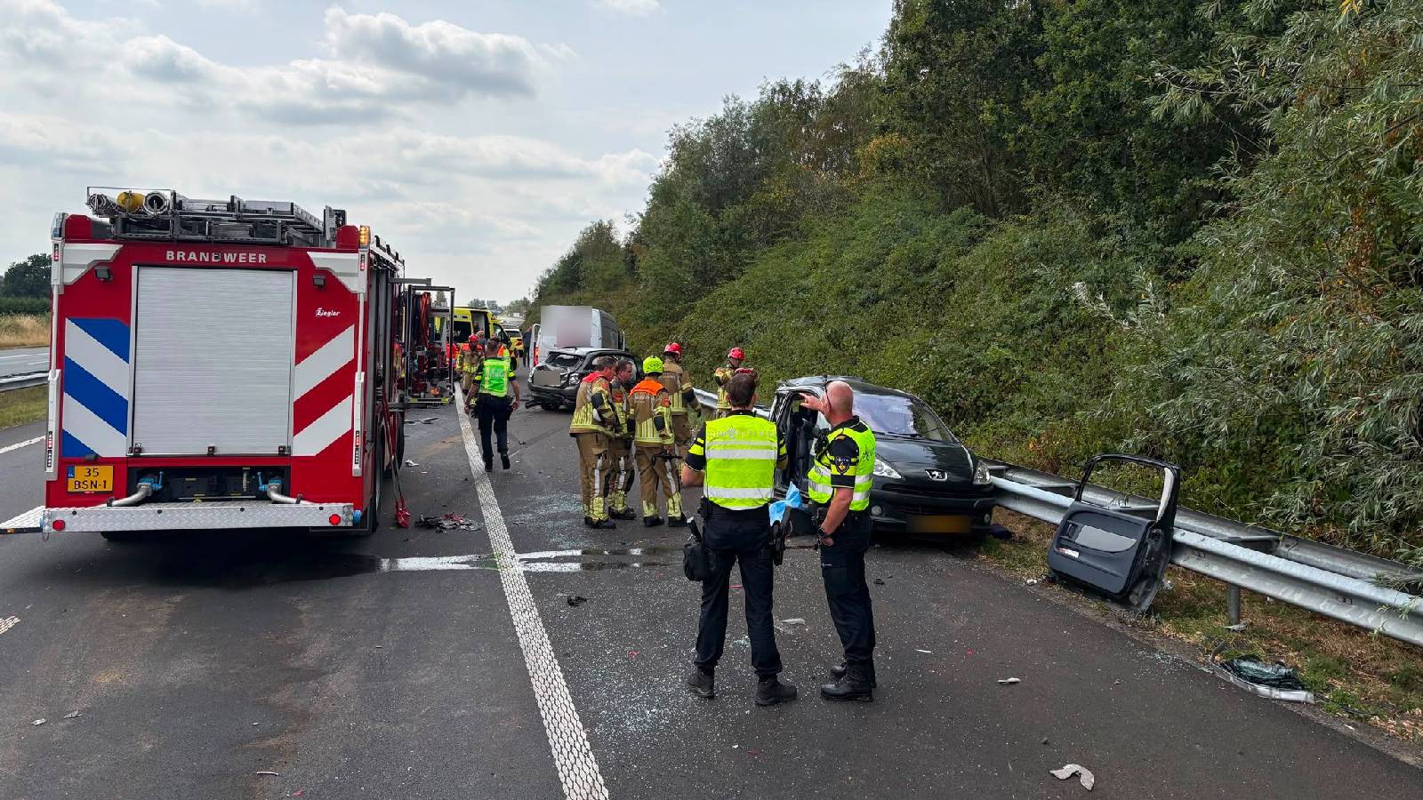Snelweg afgesloten na zwaar ongeluk met vijf auto’s tussen Tholen en Bergen op Zoom