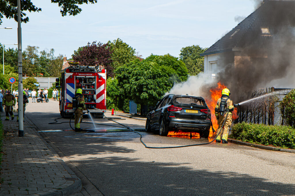 Auto brandt volledig uit aan Oude Moerstraatsebaan in Bergen op Zoom
