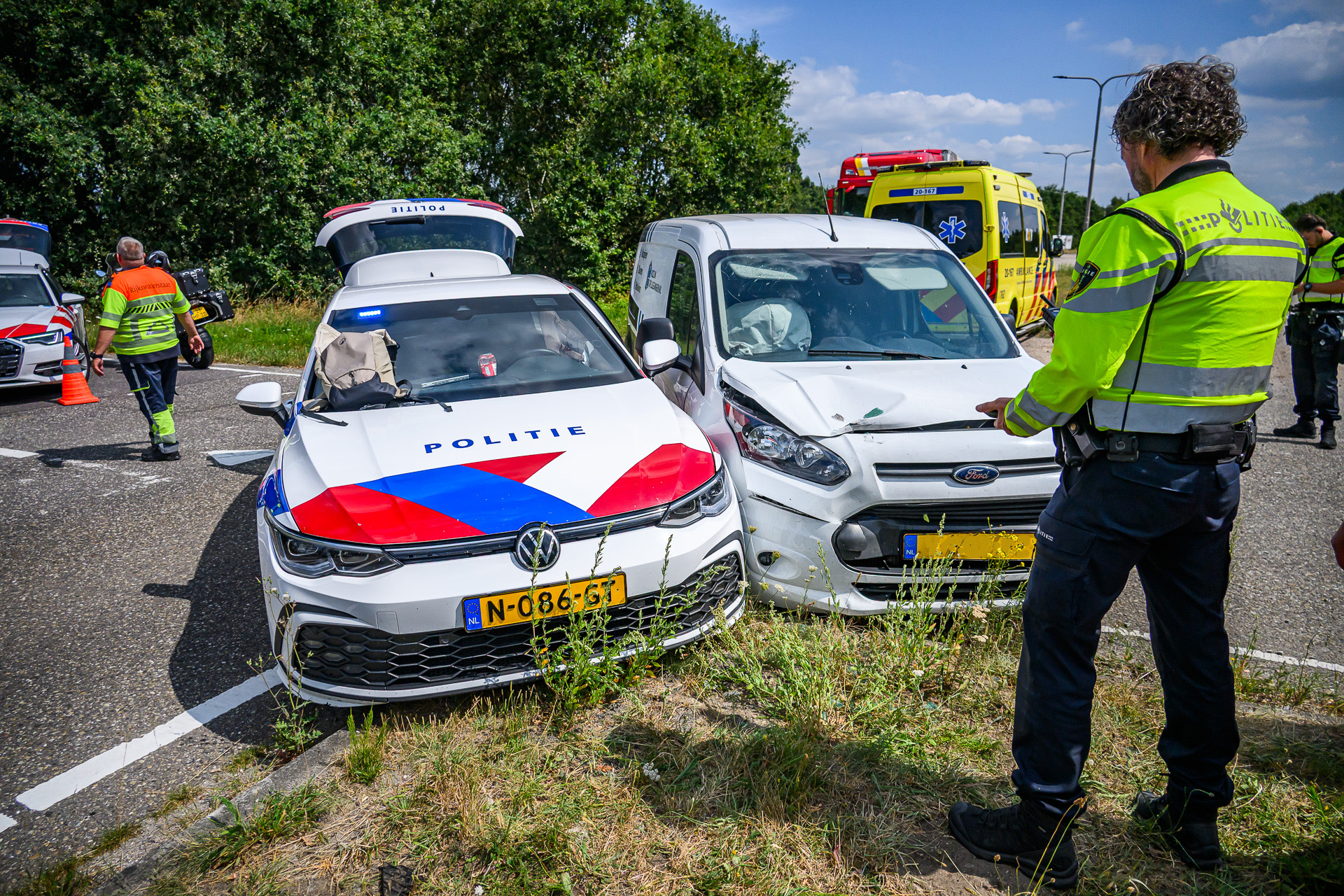 Politievoertuig botst met bestelbusje bij Oostpoort Etten-Leur