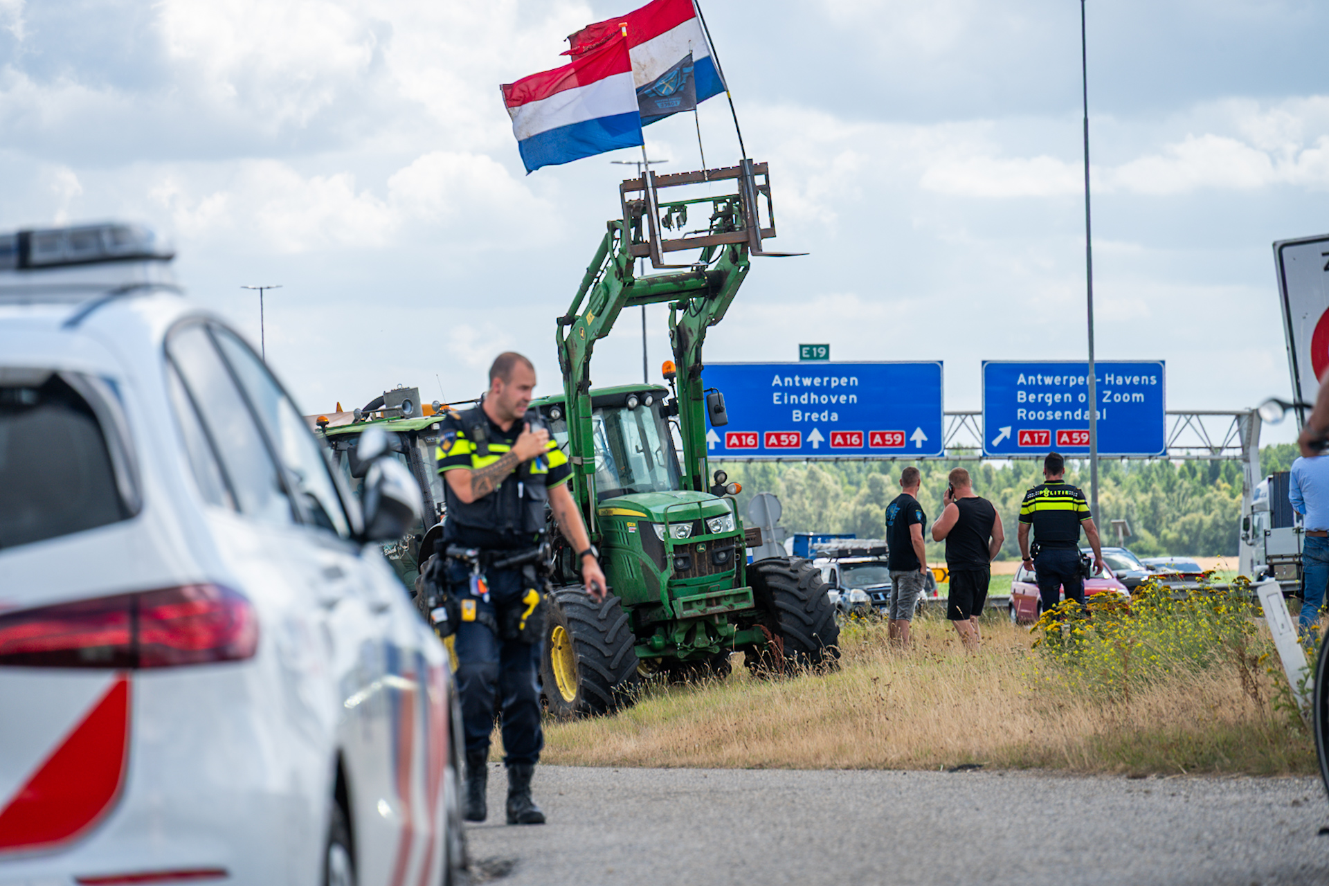 Boerenprotest langs A16 bij Moerdijkbrug vanwege stikstofbeleid