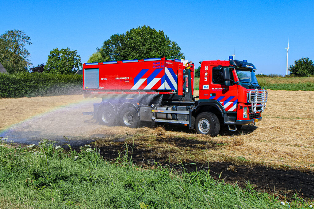 Gemeentewerkers voorkomen uitbreiding van bermbrand