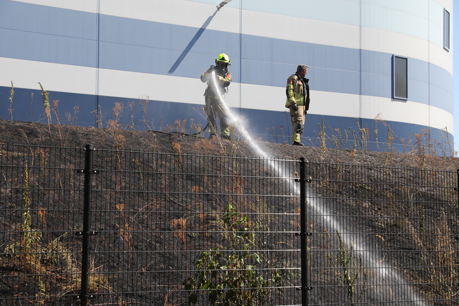 Felle bermbrand snel onder controle in Roosendaal