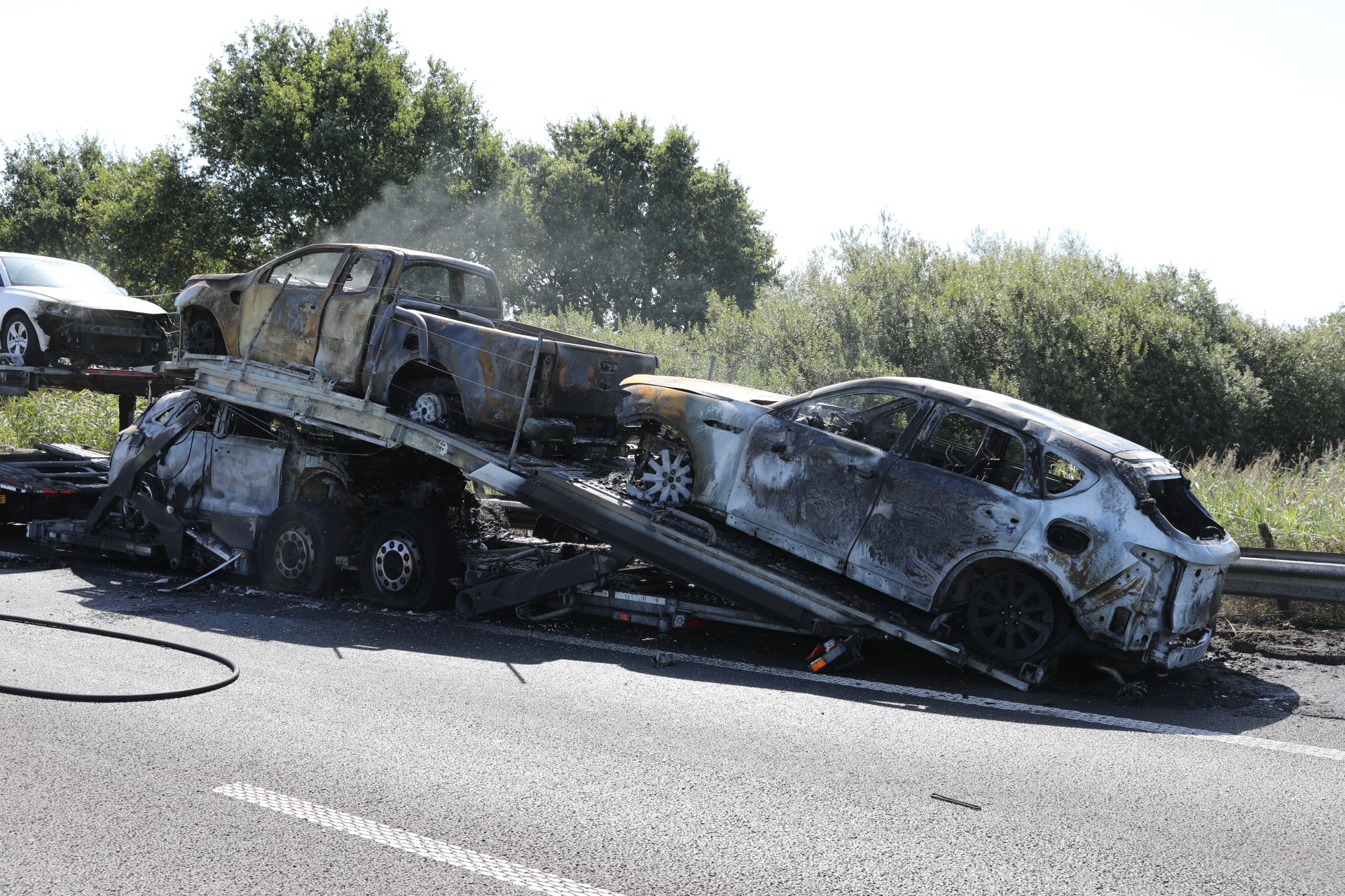 Auto’s op transporter in brand op A58 bij Wouwse Plantage, snelweg afgesloten