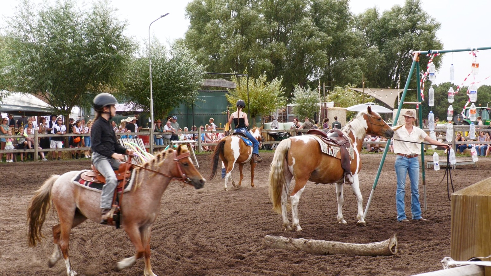 Cowboyhoeden, paarden en gezelligheid tijdens cowboyevenement Turn ’n Burn