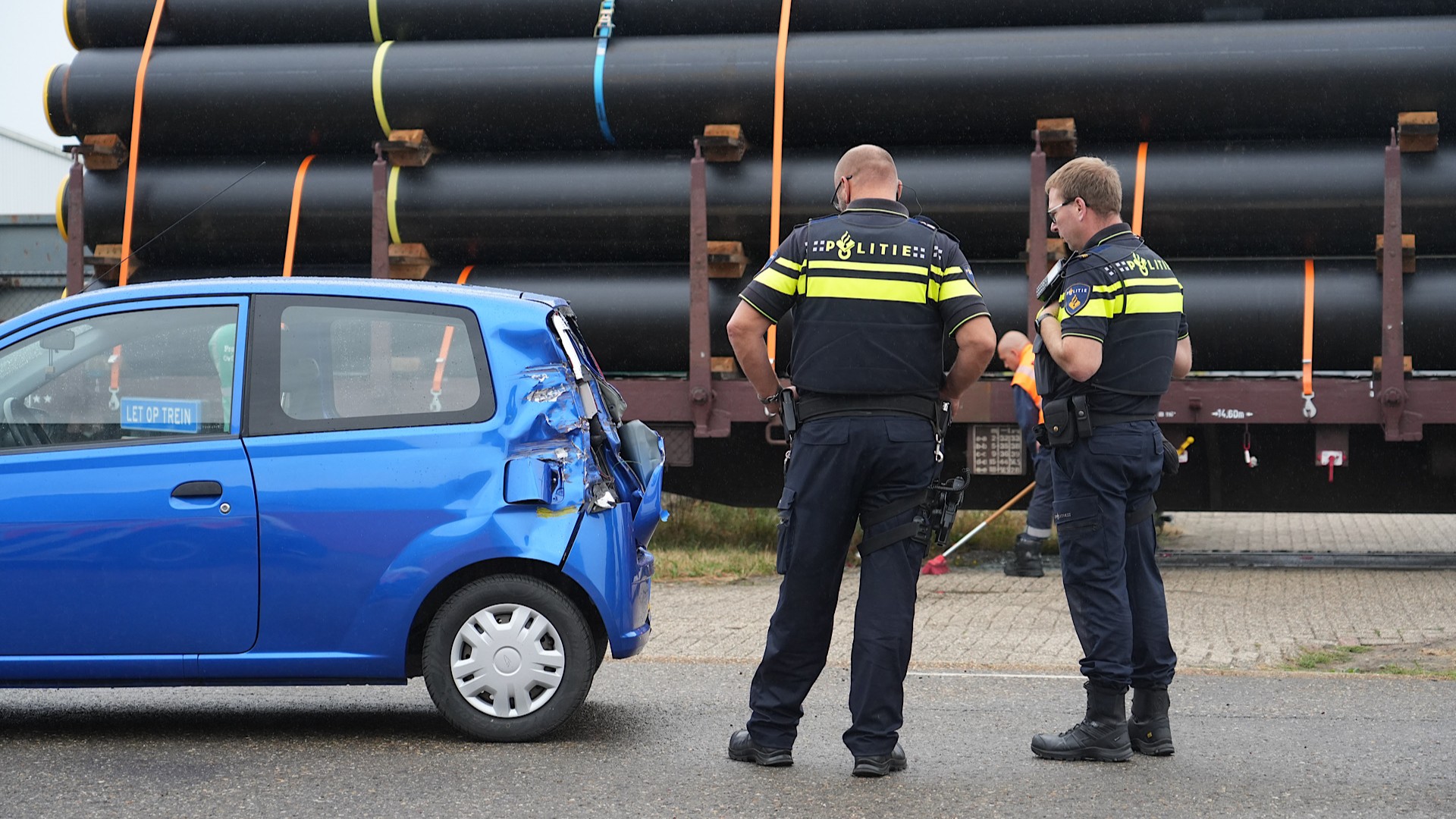 Trein ramt auto op onbewaakte overgang in Moerdijk