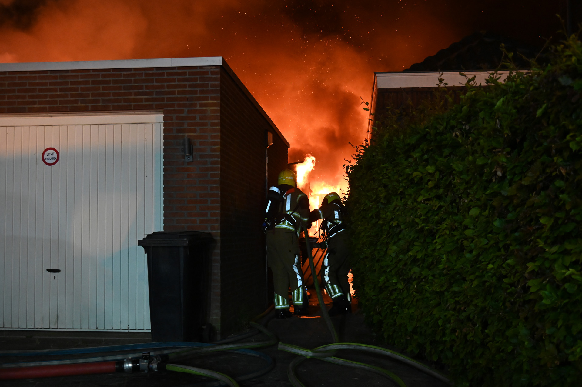 Grote woningbrand in Etten-Leur, bewoner van zolder gehaald