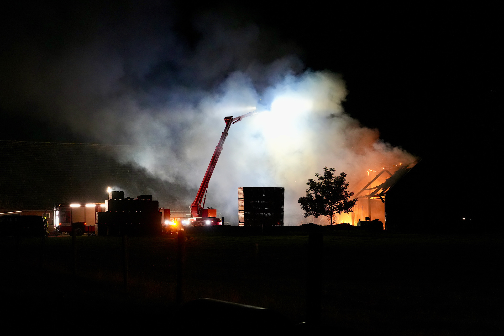Loods verwoest door hele grote brand in Willemstad