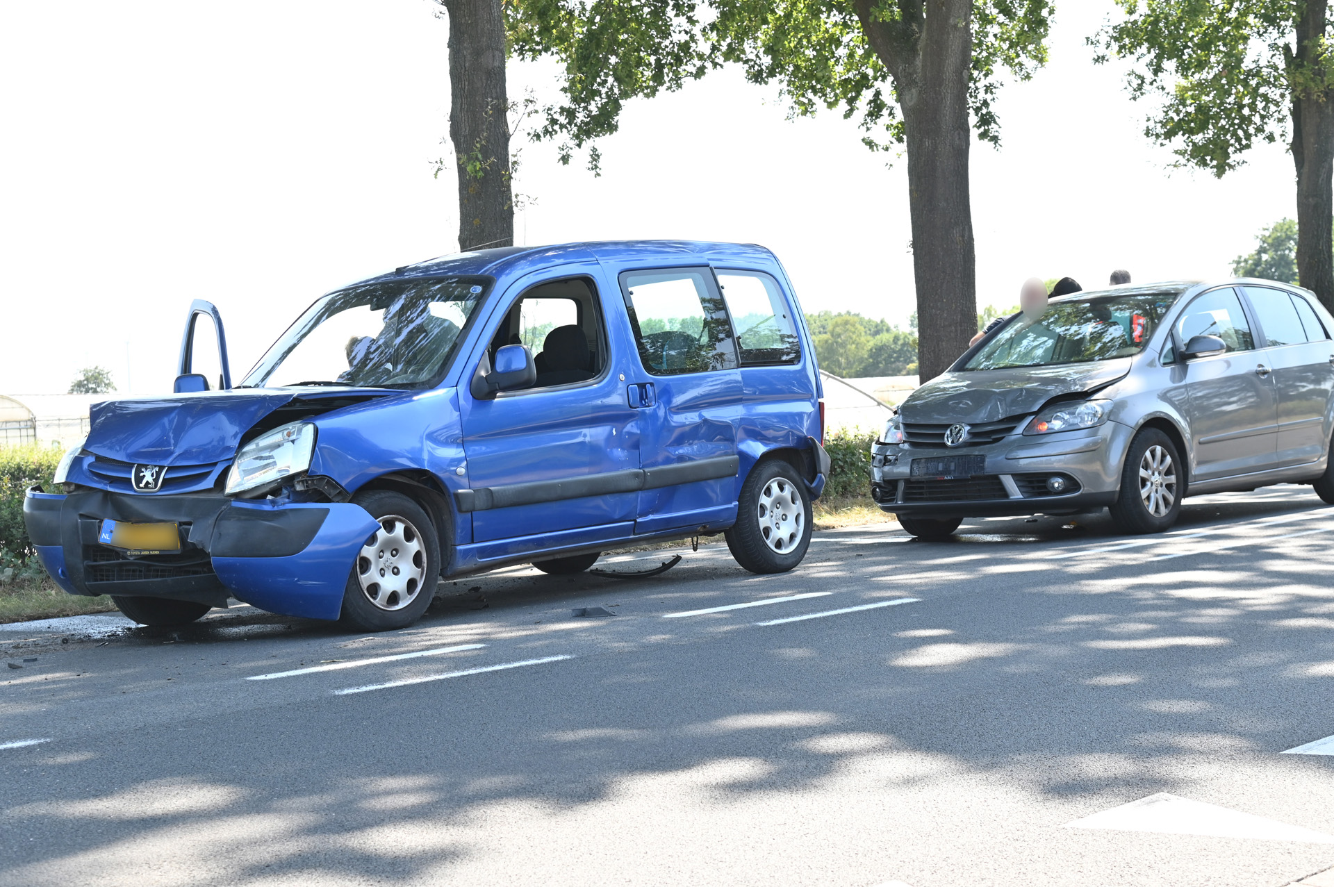Flinke schade na botsing tussen drie auto’s in Rijsbergen