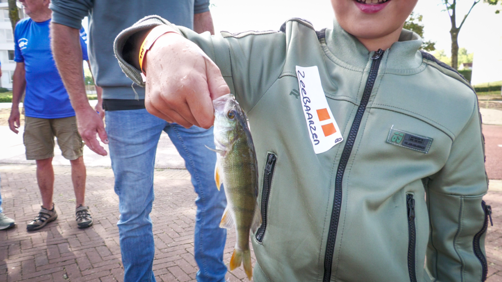 Jonge hengelsporters leren de kneepjes van het vak tijdens zomerviskaravaan