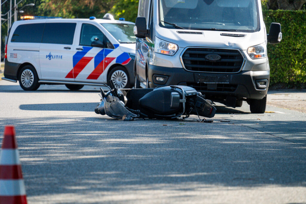 Bestuurder bromfiets zwaargewond na botsing met bestelauto