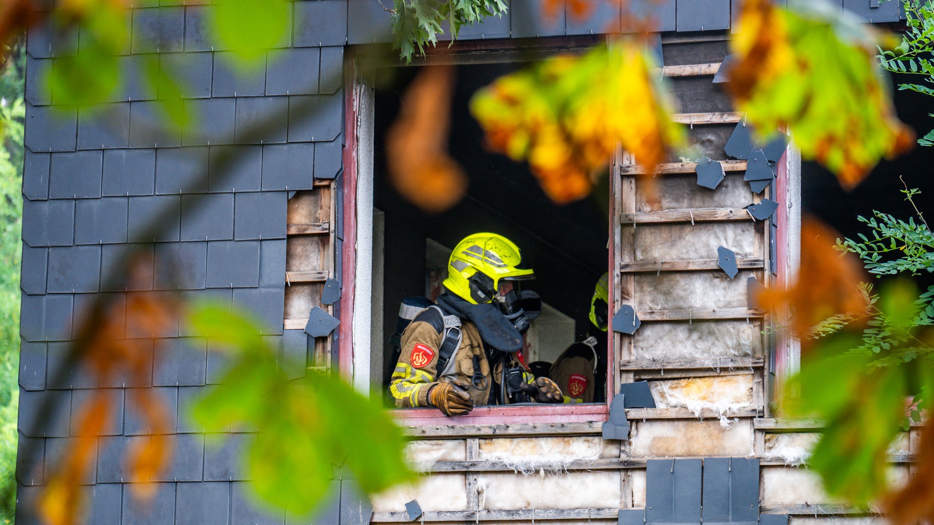 Kleine brand in slooppand aan Dorpsstraat Sint Willebrord snel onder controle