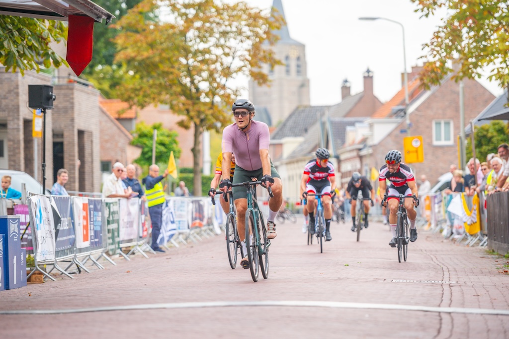 Wouws Wielerweekend pakt uit met estafettefietsen: 'Onderdeel dat je nergens in omgeving ziet'