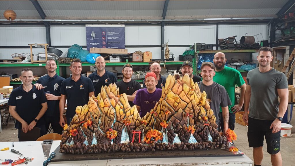 Buurtschap Markt brengt met ‘Taki No Yama’ wagen met zesduizend liter water