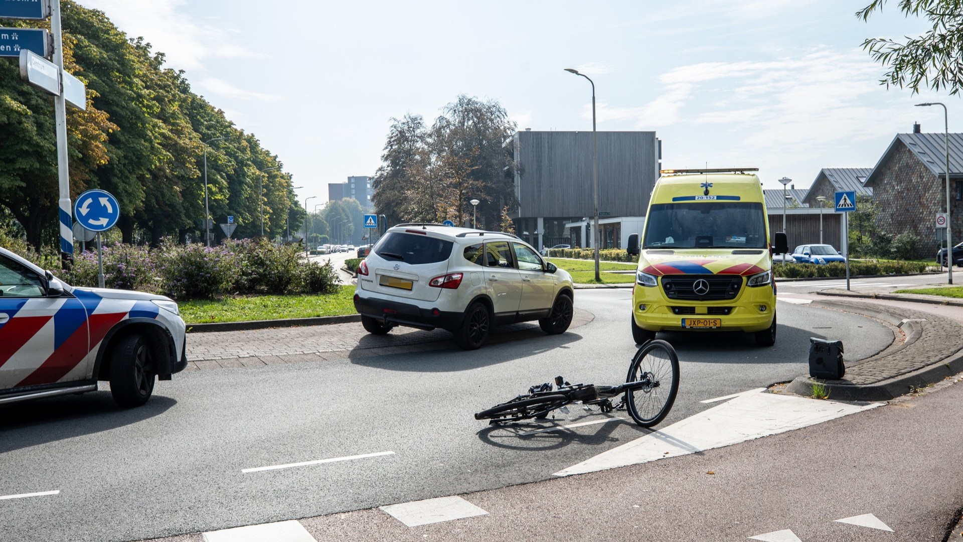 Fietsster naar het ziekenhuis na botsing met auto in Roosendaal