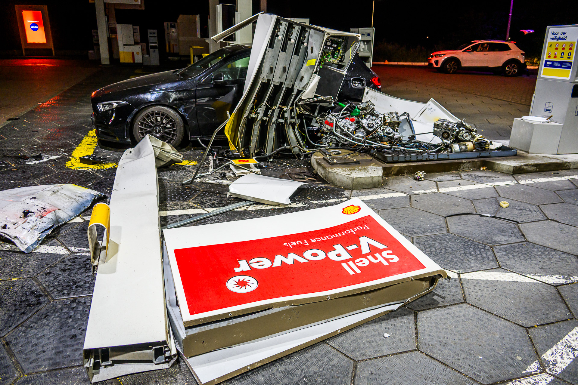 Auto ramt pomp van tankstation, bestuurder gaat er te voet vandoor