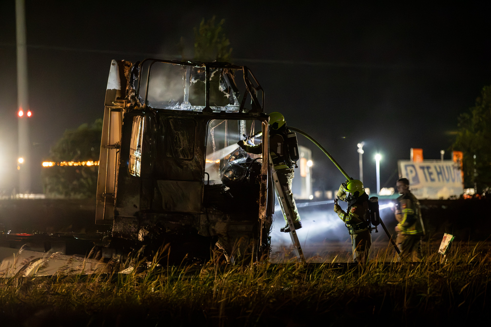 Vrachtwagen uitgebrand op snelweg A17 bij Roosendaal