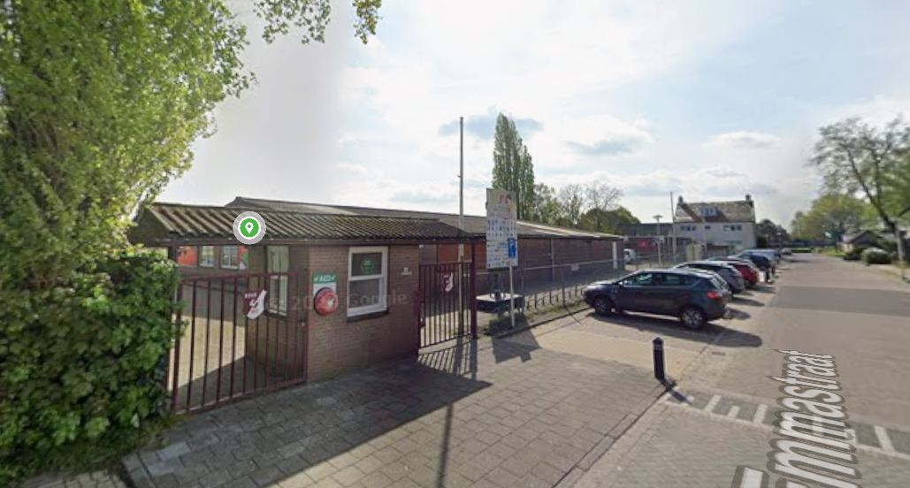 Parkeerdrukte bij sportpark Rood-Wit in Sint Willebrord: lokale VVD trekt aan de bel