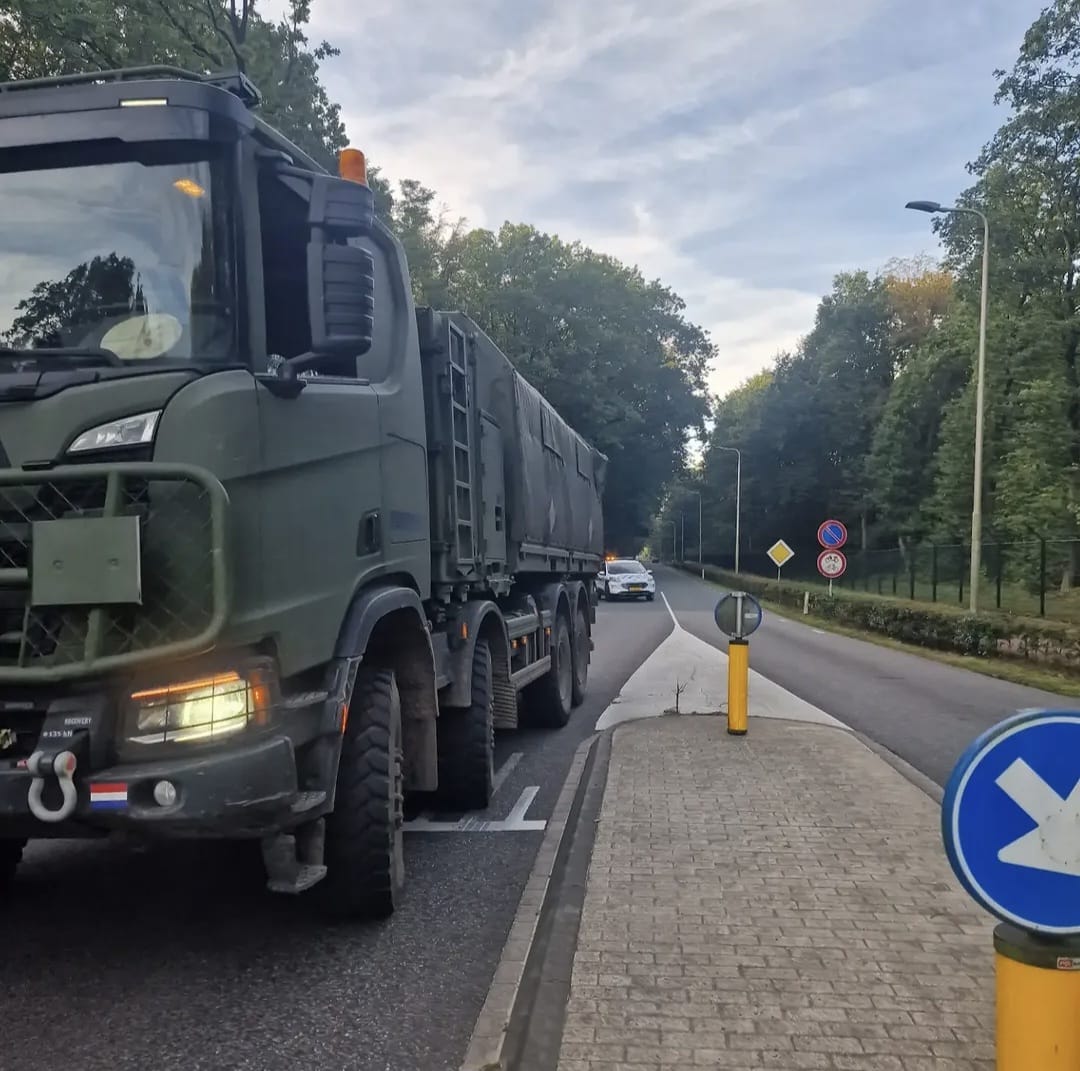 Militairen schieten te hulp om voertuig uit sloot te halen in Rucphen