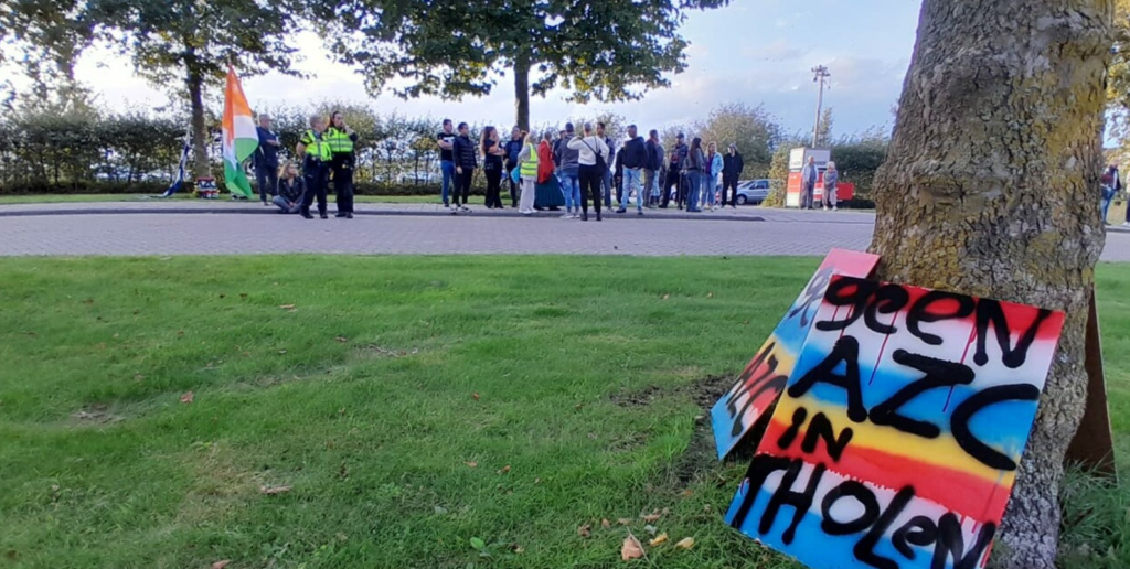 Protest tegen noodopvang Tholen rustig verlopen
