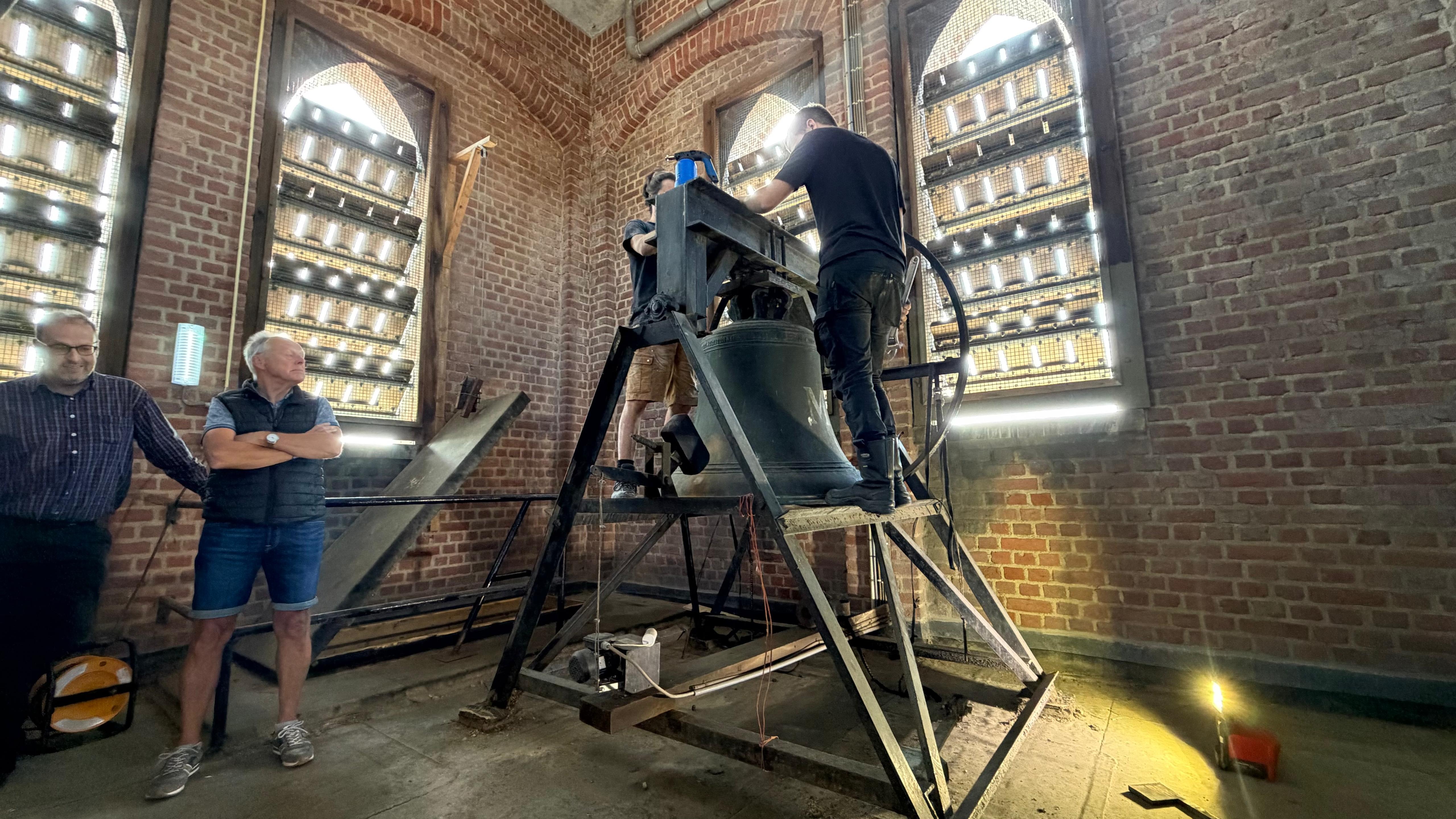 Bijna zeshonderd jaar oude Mariaklok uit toren gehesen voor restauratie