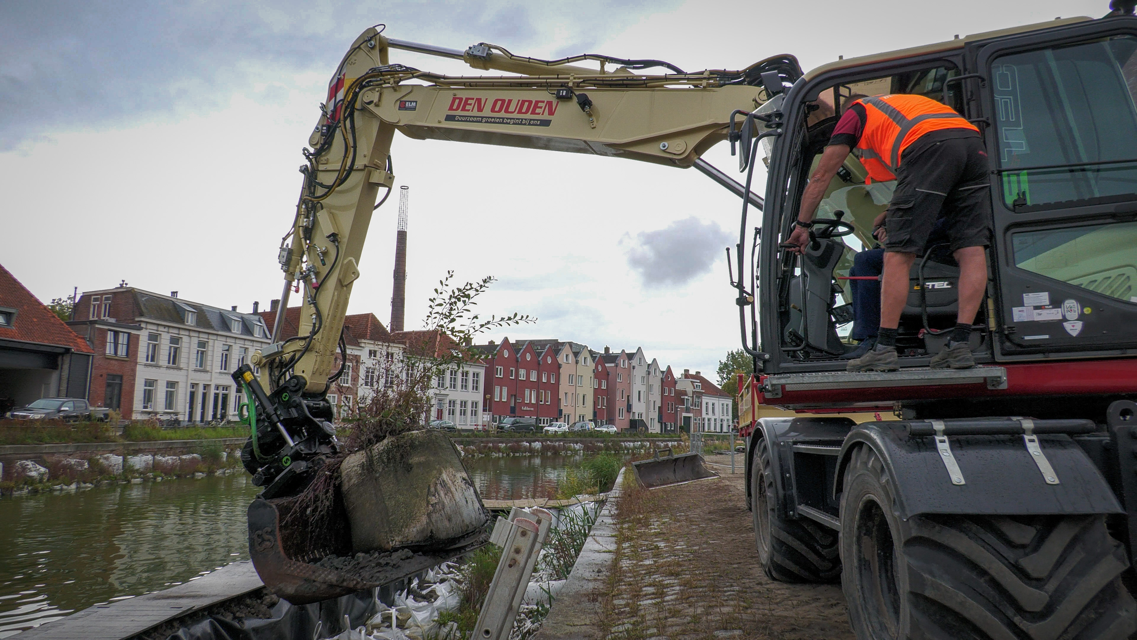 Zandzakken verdwijnen na ruim vijf jaar: herstel oude kademuren in Bergen op Zoom gaat van start