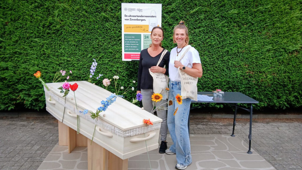 Met een uitvaartkist op de braderie: Voor deze Zevenbergse ondernemers is het doodnormaal