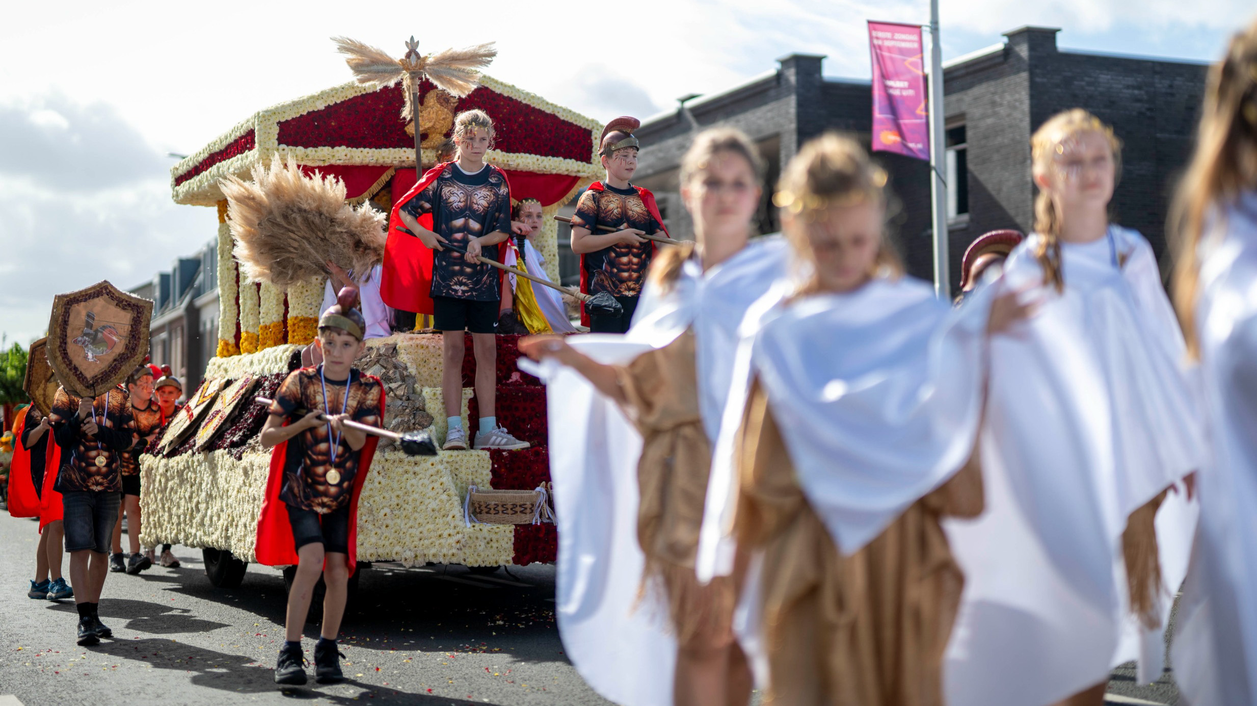 Kinderen trekken met kleurrijke corsowagens door Zundert tijdens Kindercorso 2026