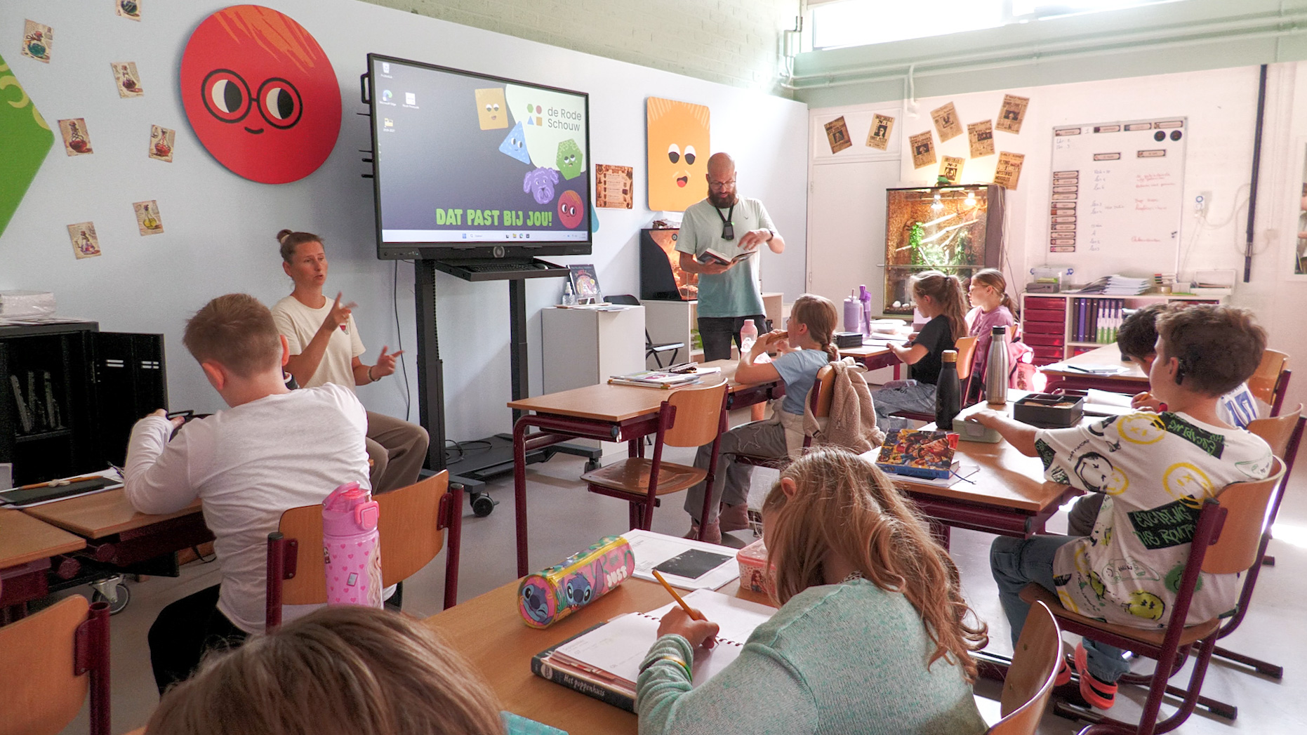Groep 8 van de Rode Schouw krijgt les in de aula door lokalentekort