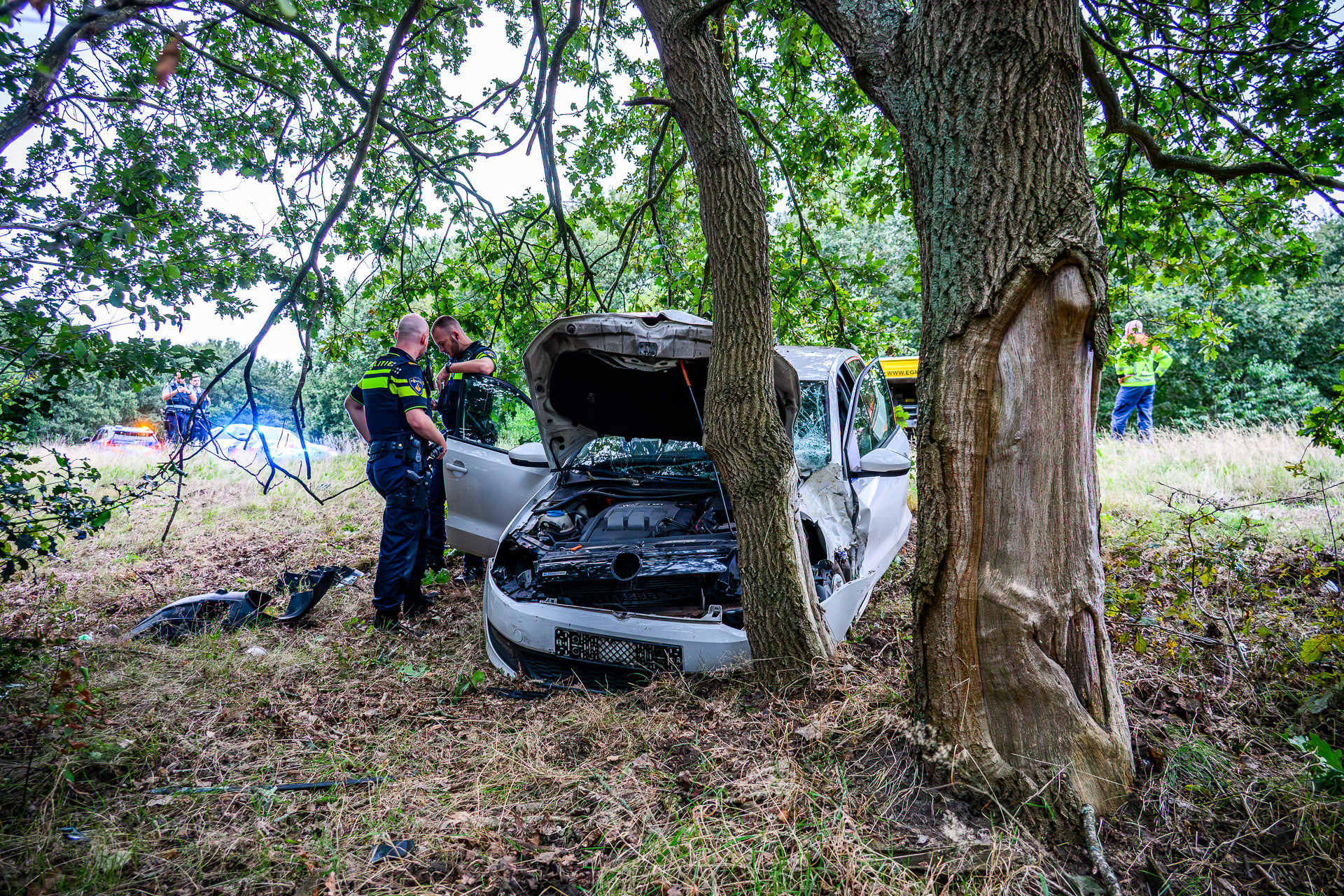 Forse schade en gewonde nadat auto van de weg raakt