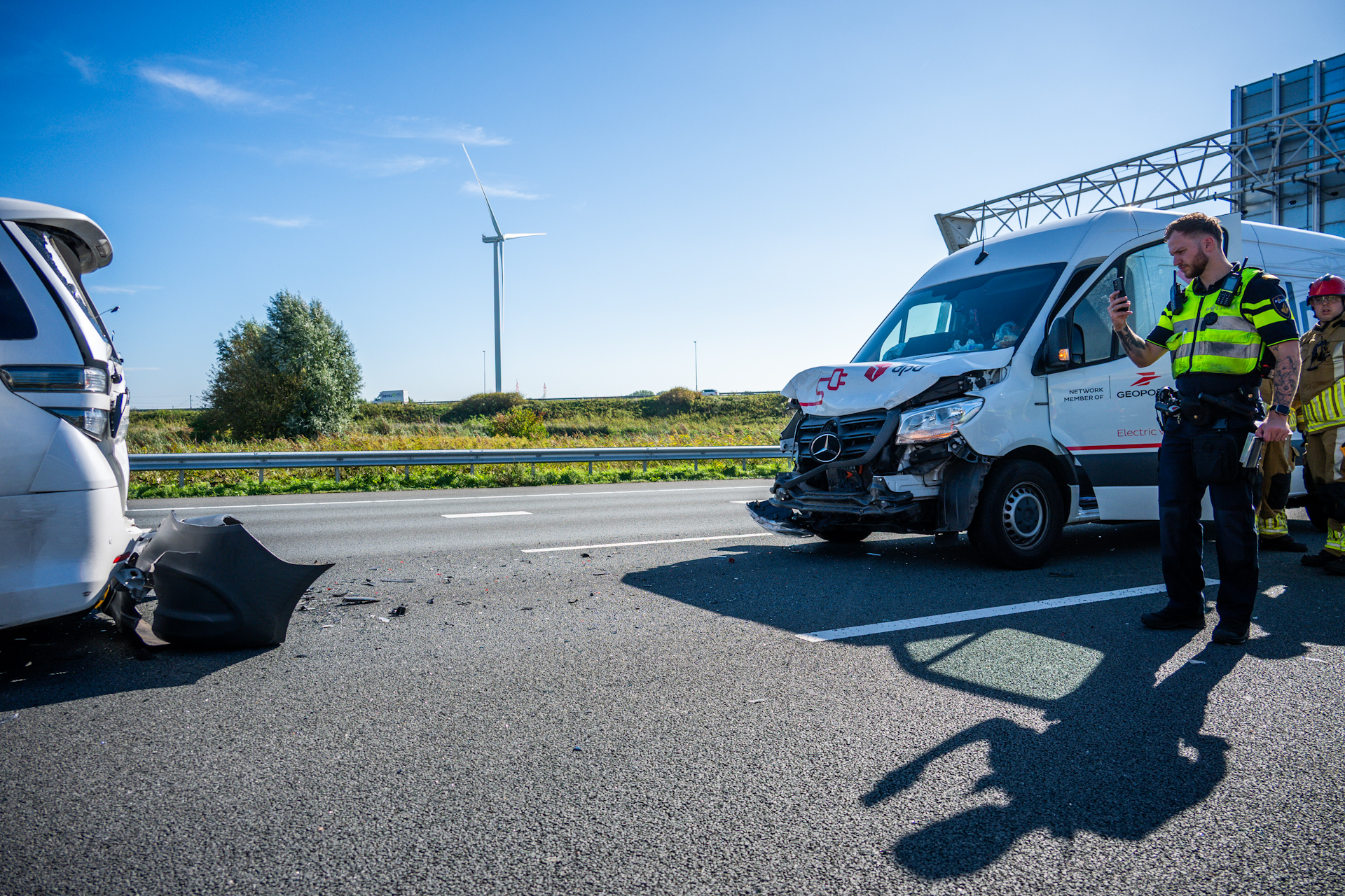 Bestelbusjes botsen op elkaar op A16 bij Moerdijk