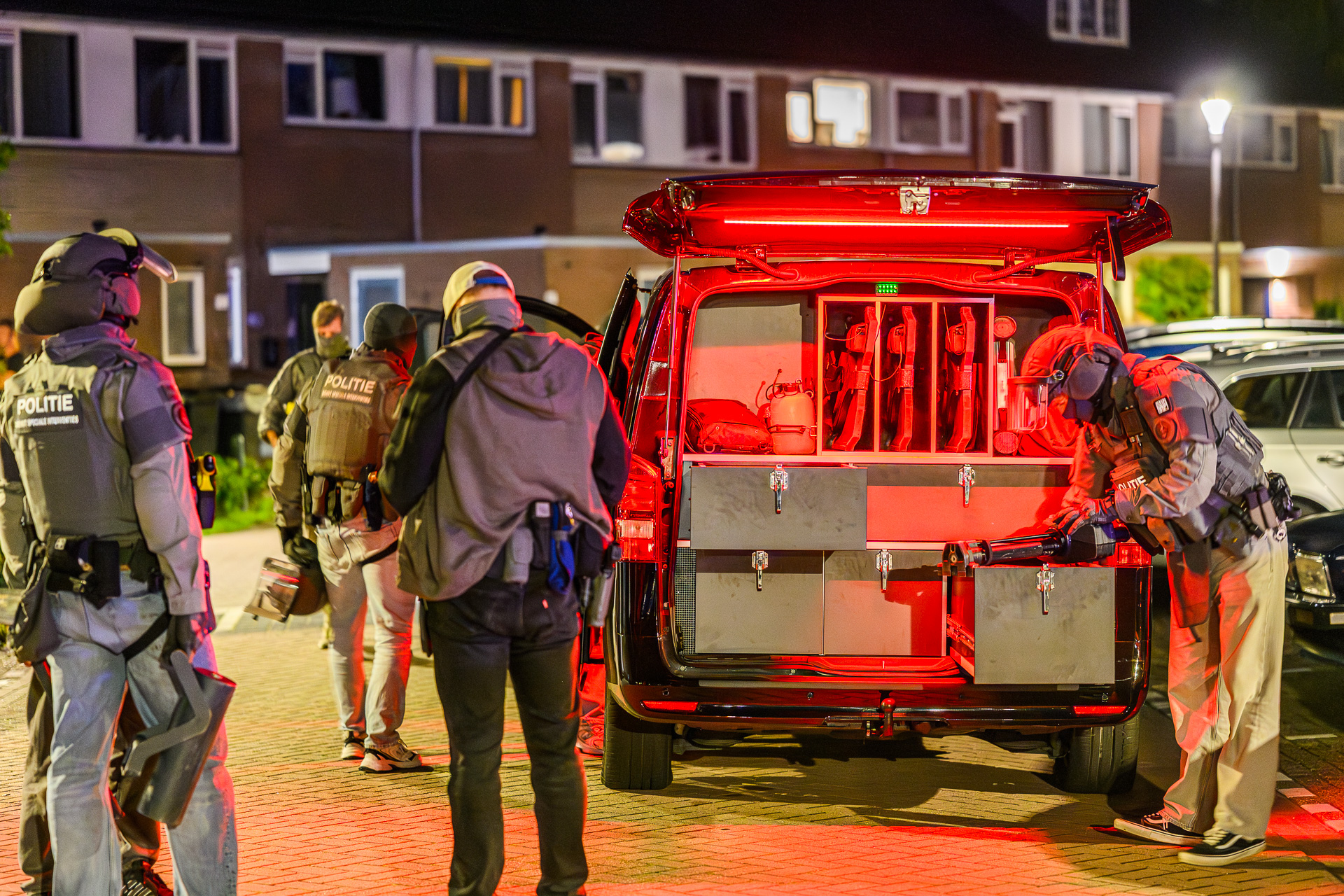 Verdachte meldt zich na inval in woning Cellostraat Etten-Leur zélf bij politie