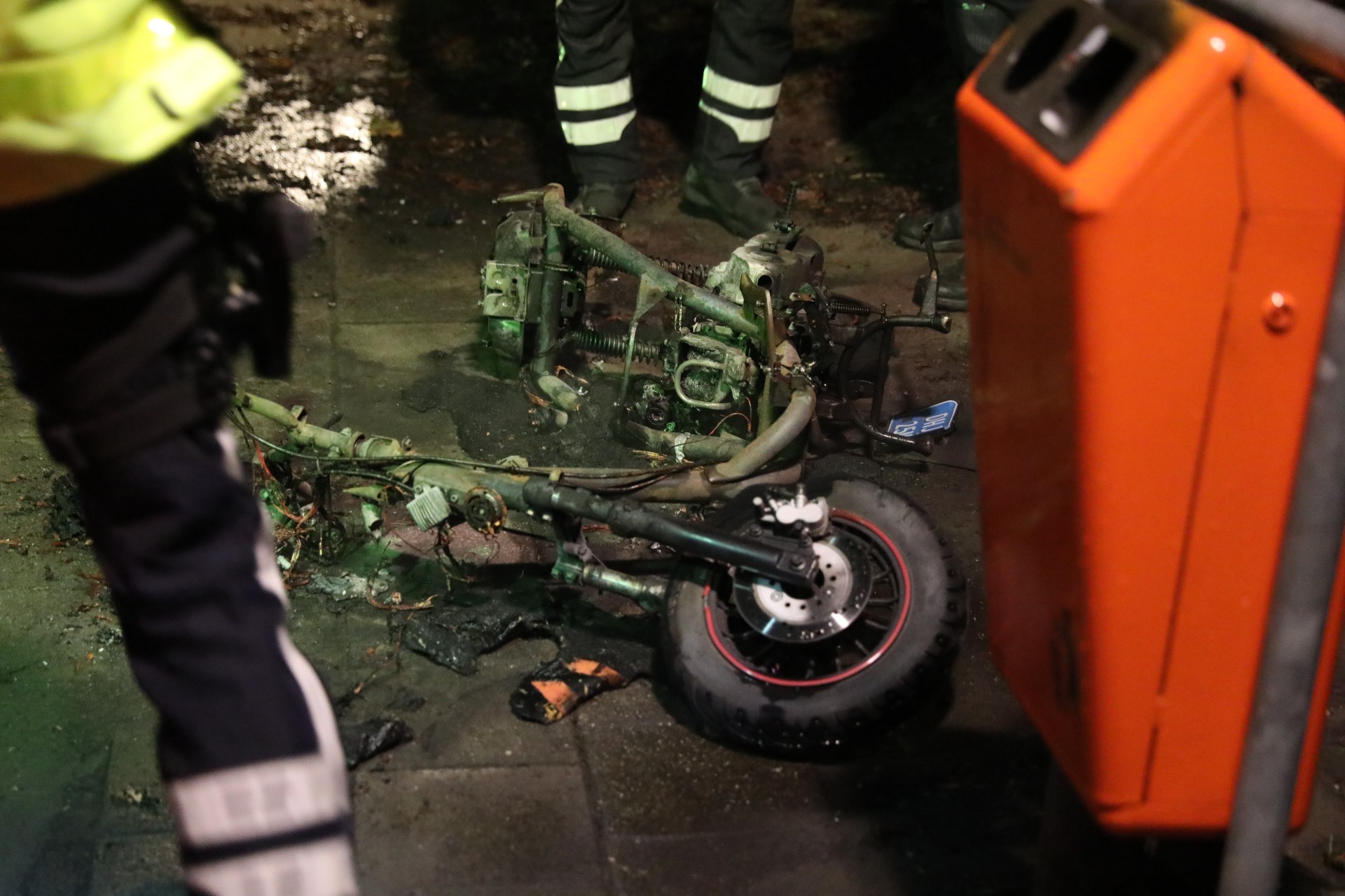 Scooter volledig uitgebrand in speeltuintje in Roosendaal