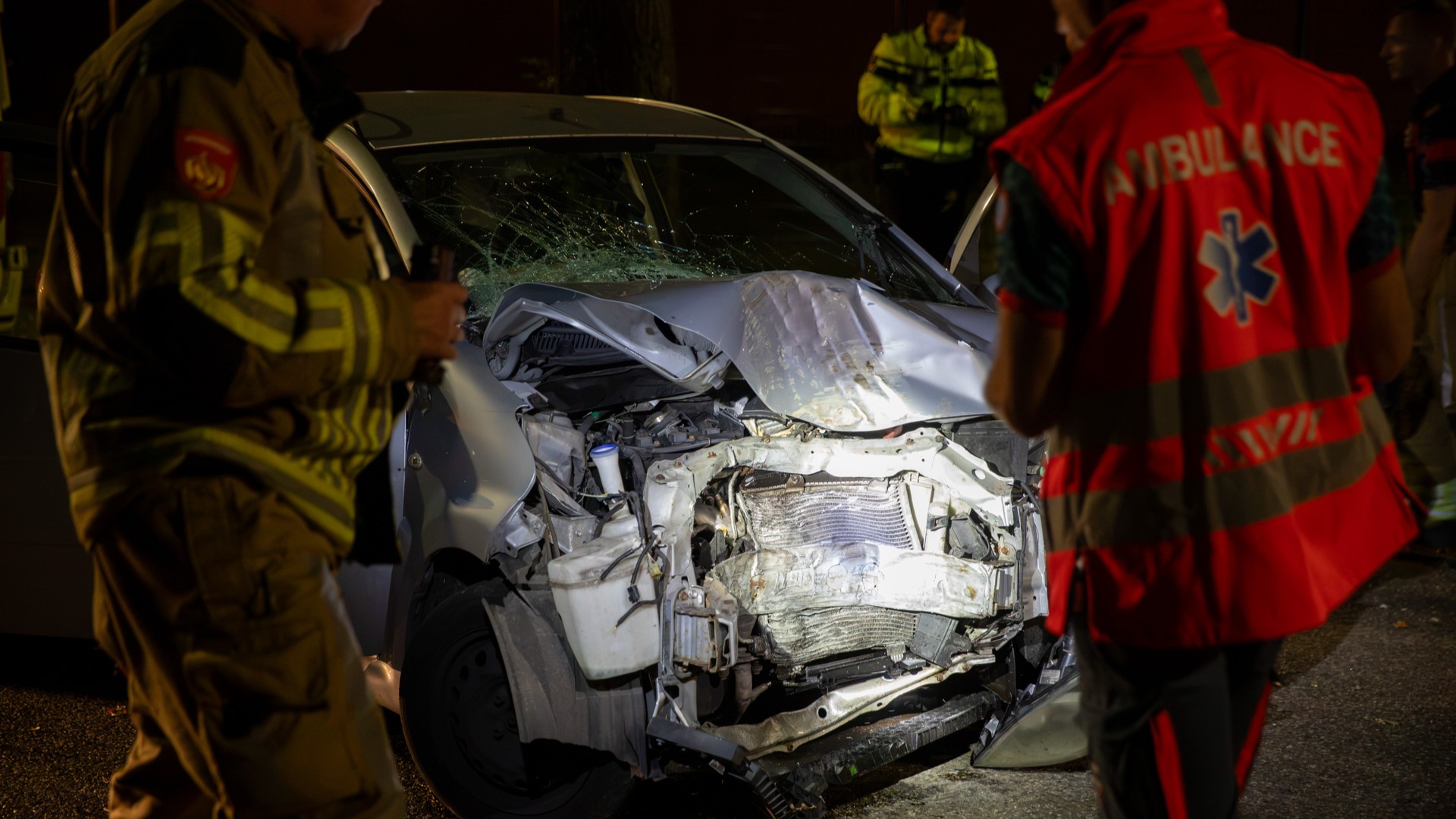 Auto botst tegen boom op Bredaseweg in Roosendaal