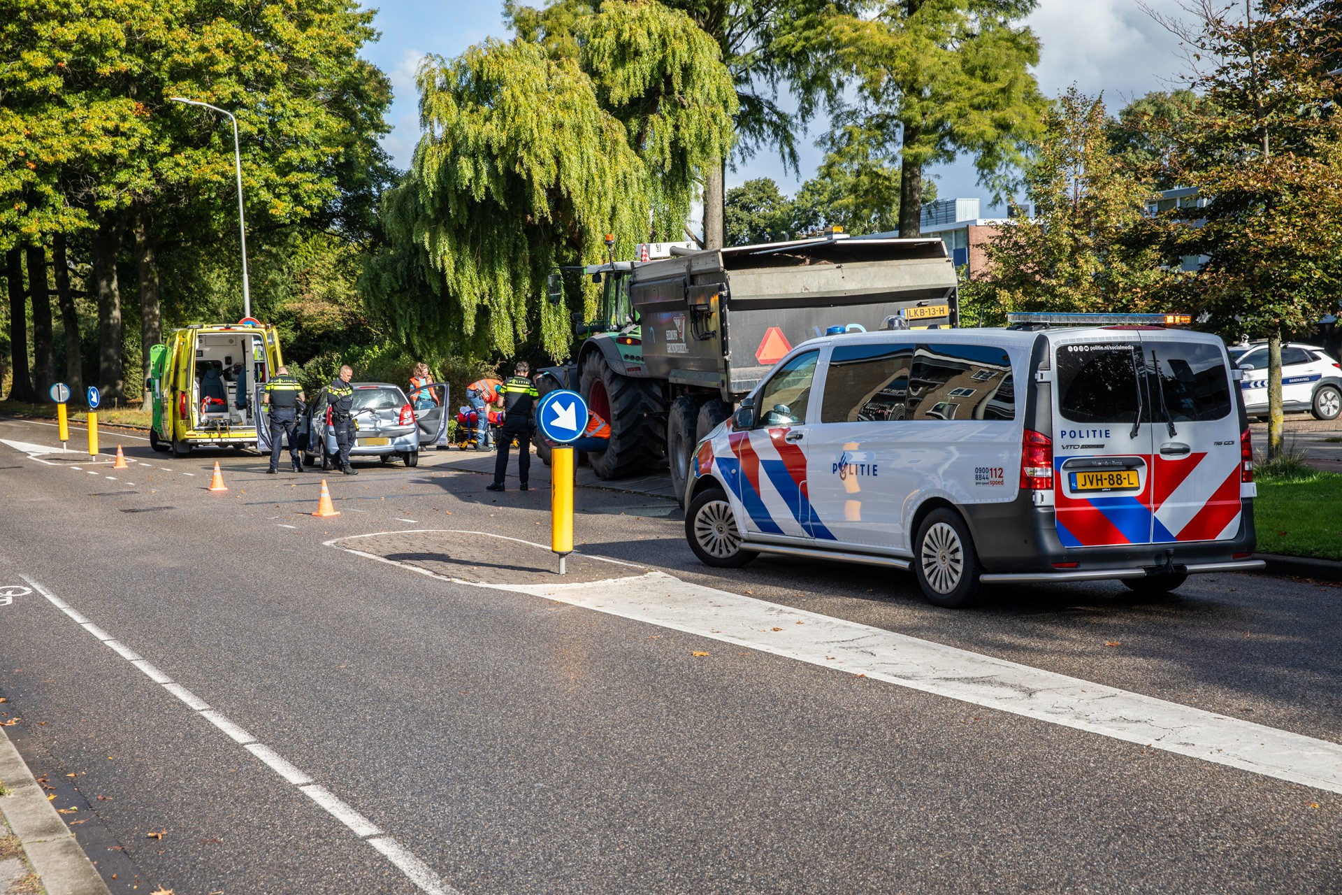 Twee gewonden bij botsing tussen auto en tractor in Roosendaal