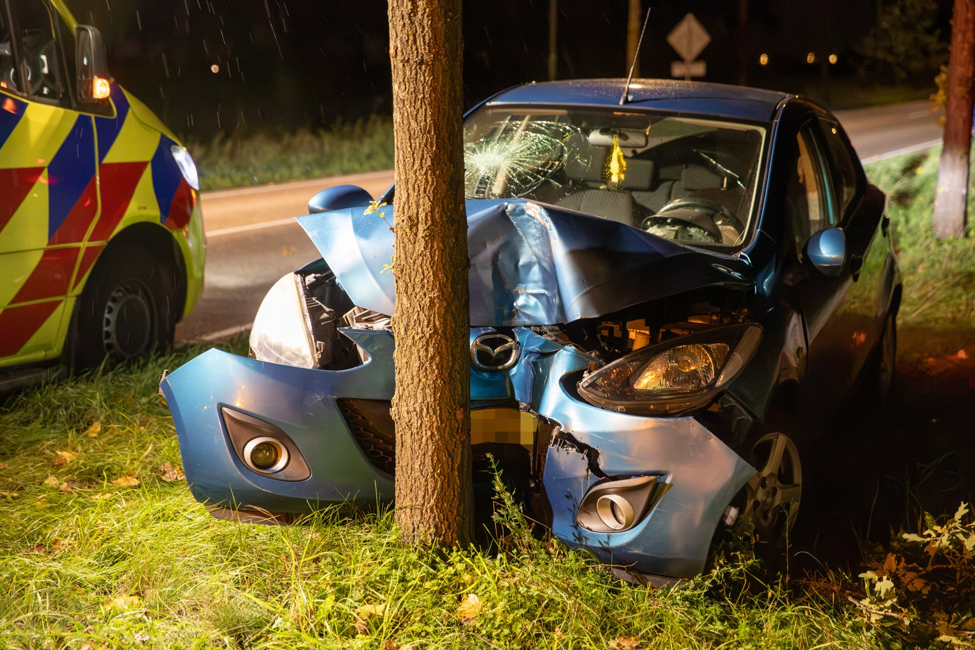 Automobiliste raakt van de weg in Klundert en botst tegen boom