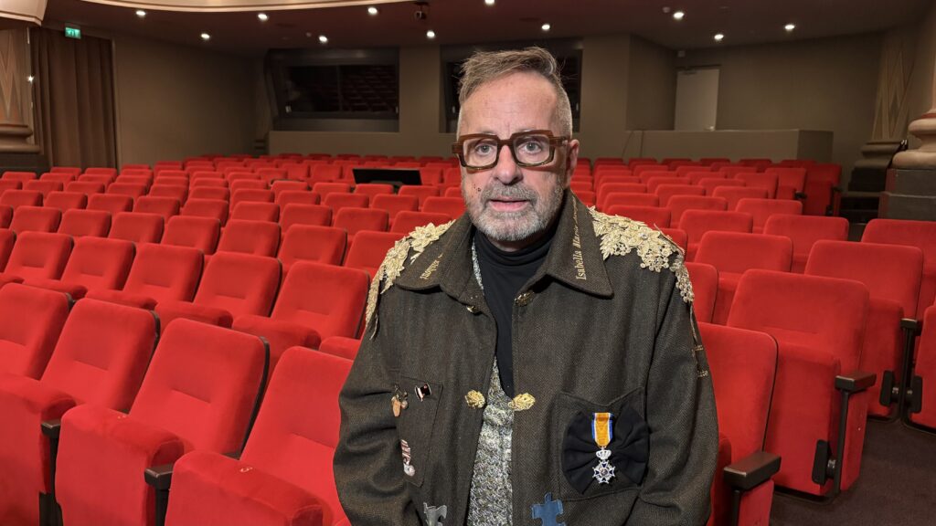 Jac van den Elshout-Westplate verrast met koninklijke onderscheiding na jubileumshow