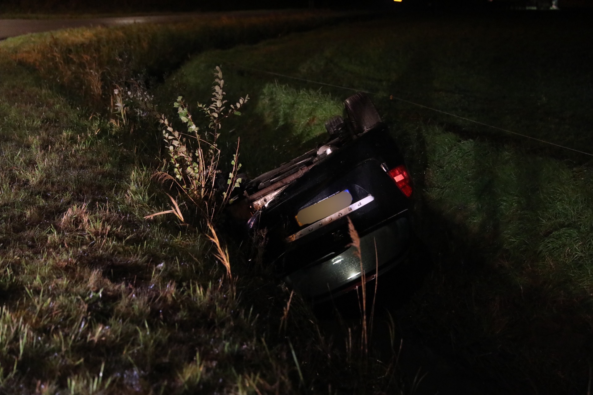Inzittenden van auto gevlucht na crash in sloot