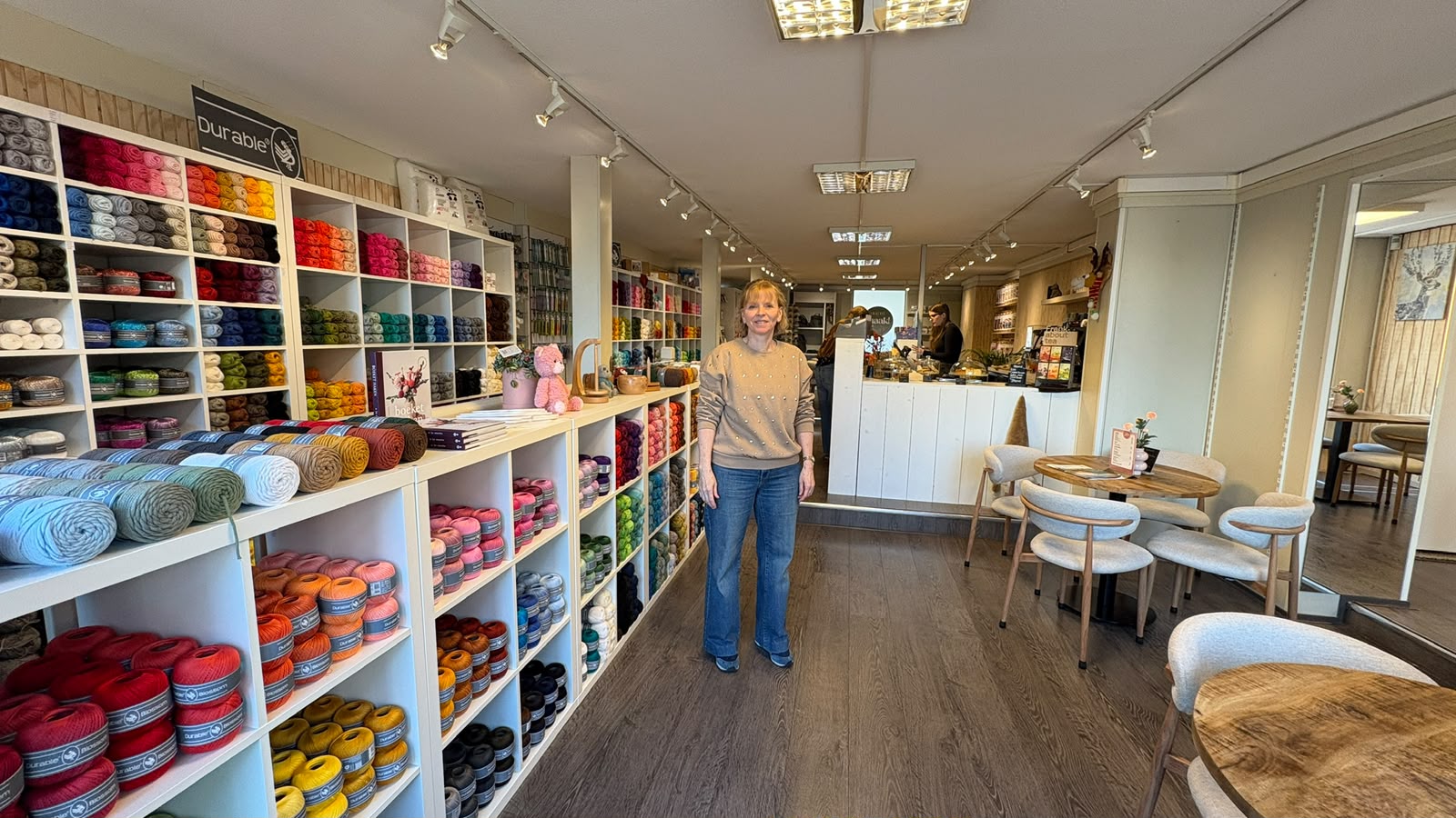 Anica de Jong opent creatieve droomzaak Maak! in Klundert met wol en specialty coffee