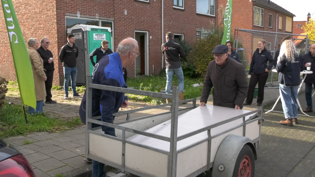 Sloopwoningen in Lepelstraat zijn even mini-bouwmarkt: ‘Hier krijg je het voor niks’