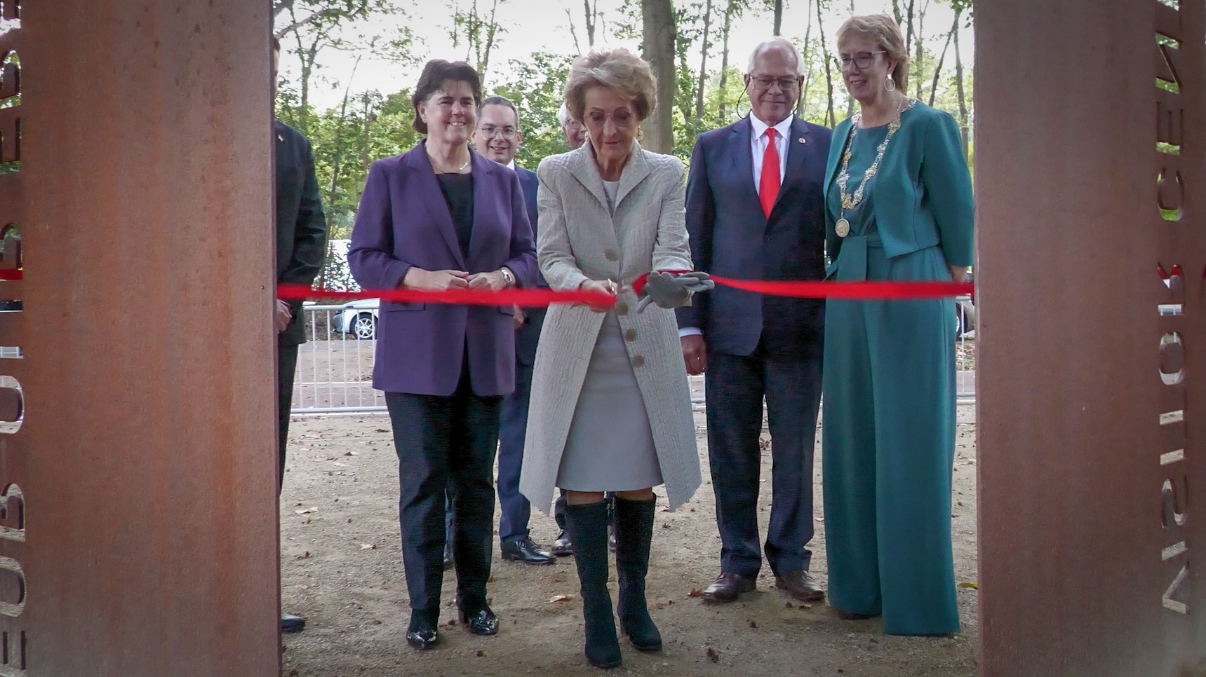 Prinses Margriet opent bezoekerscentrum bij militaire erevelden op de Brabantse Wal