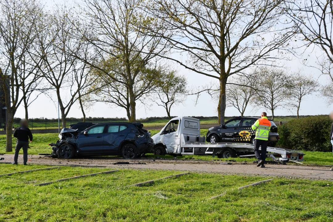 Automobilist veroorzaakt ravage op Oesterdam bij Tholen