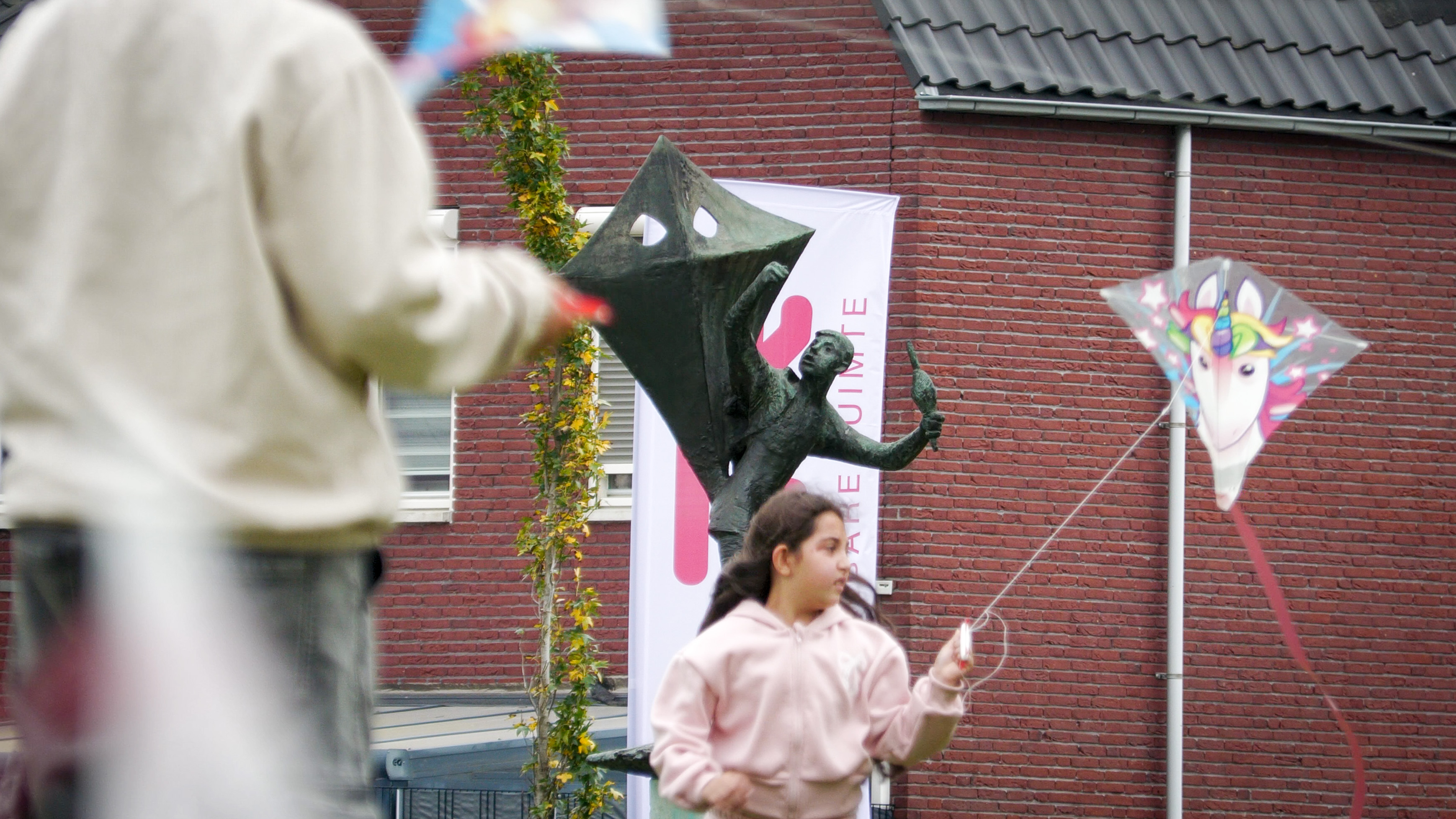 Herplaatst beeld ’Jongen met vlieger’ speels onthuld in Piuspark