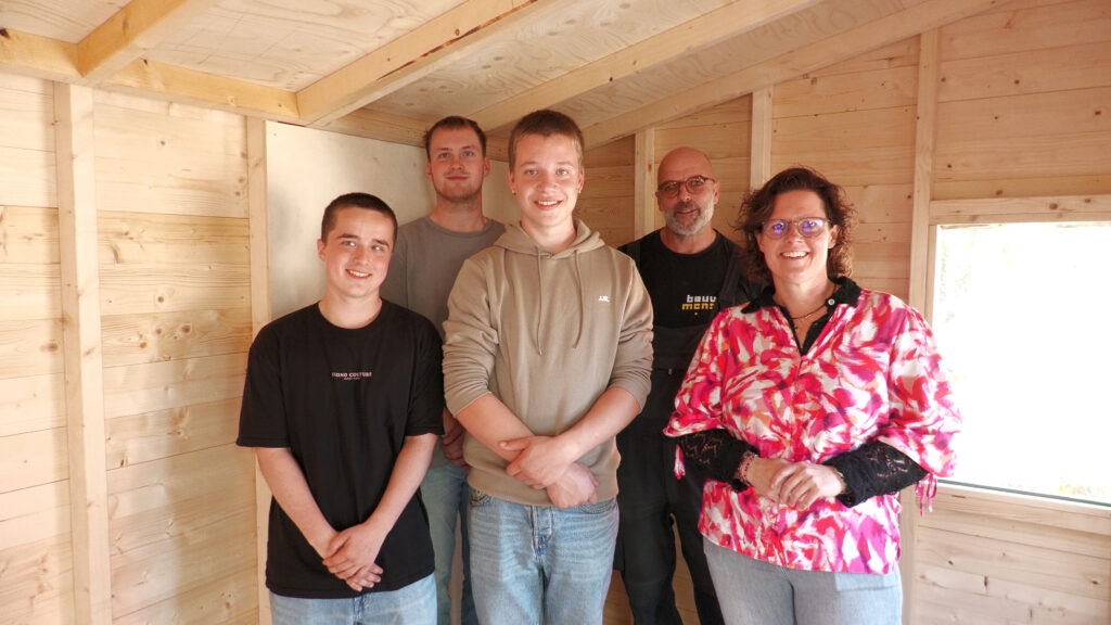 Tiny house op schoolplein De Wissel: leerlingen bouwen aan techniek én samenwerking